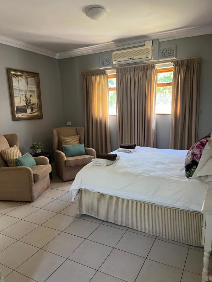 Апартаменты The Vic 1906 Self Catering Units Монтегю Экстерьер фото