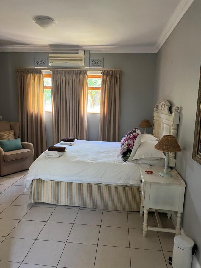 Апартаменты The Vic 1906 Self Catering Units Монтегю Экстерьер фото